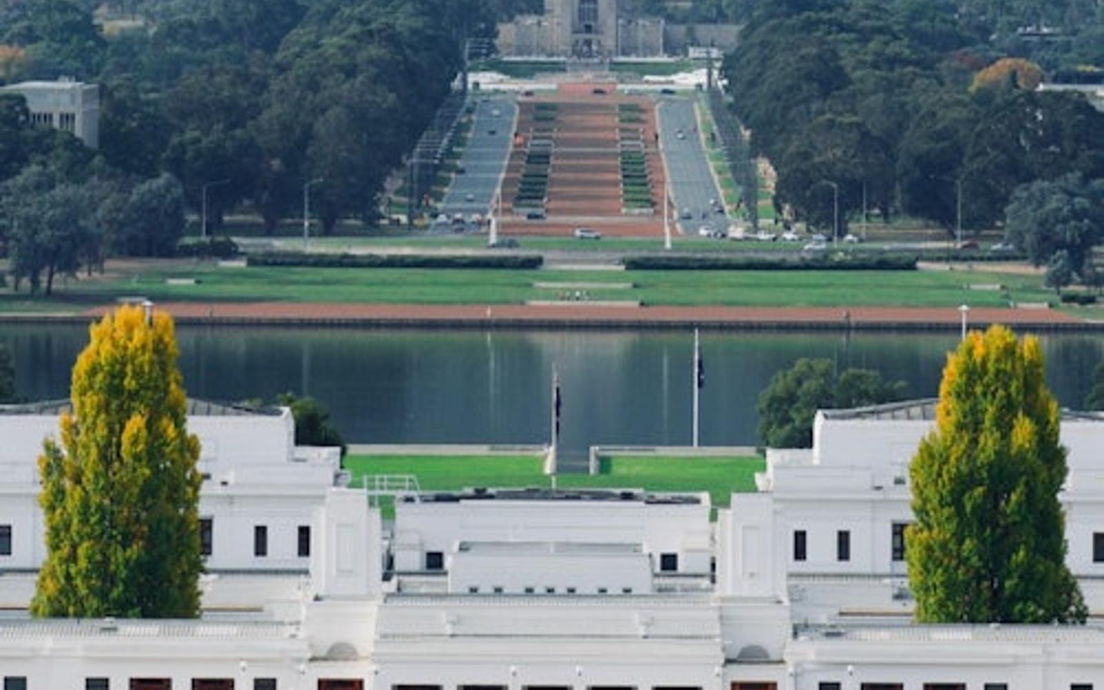 Canberra: Guided Tour + Roundtrip Transfer