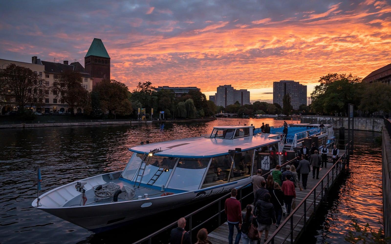 2.5-Hour City Boat Tour – Through the Center of Berlin to The West Harbor tickets at Stern und Kreisschiffahrt GmbH, Berlin