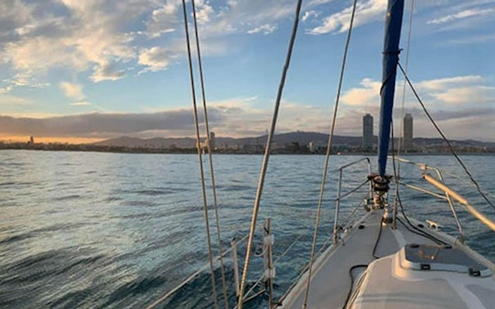 Barcelona: 2 Hour Boat Trip + Drinks tickets at Barcelona Boat Trips, بارسلونا