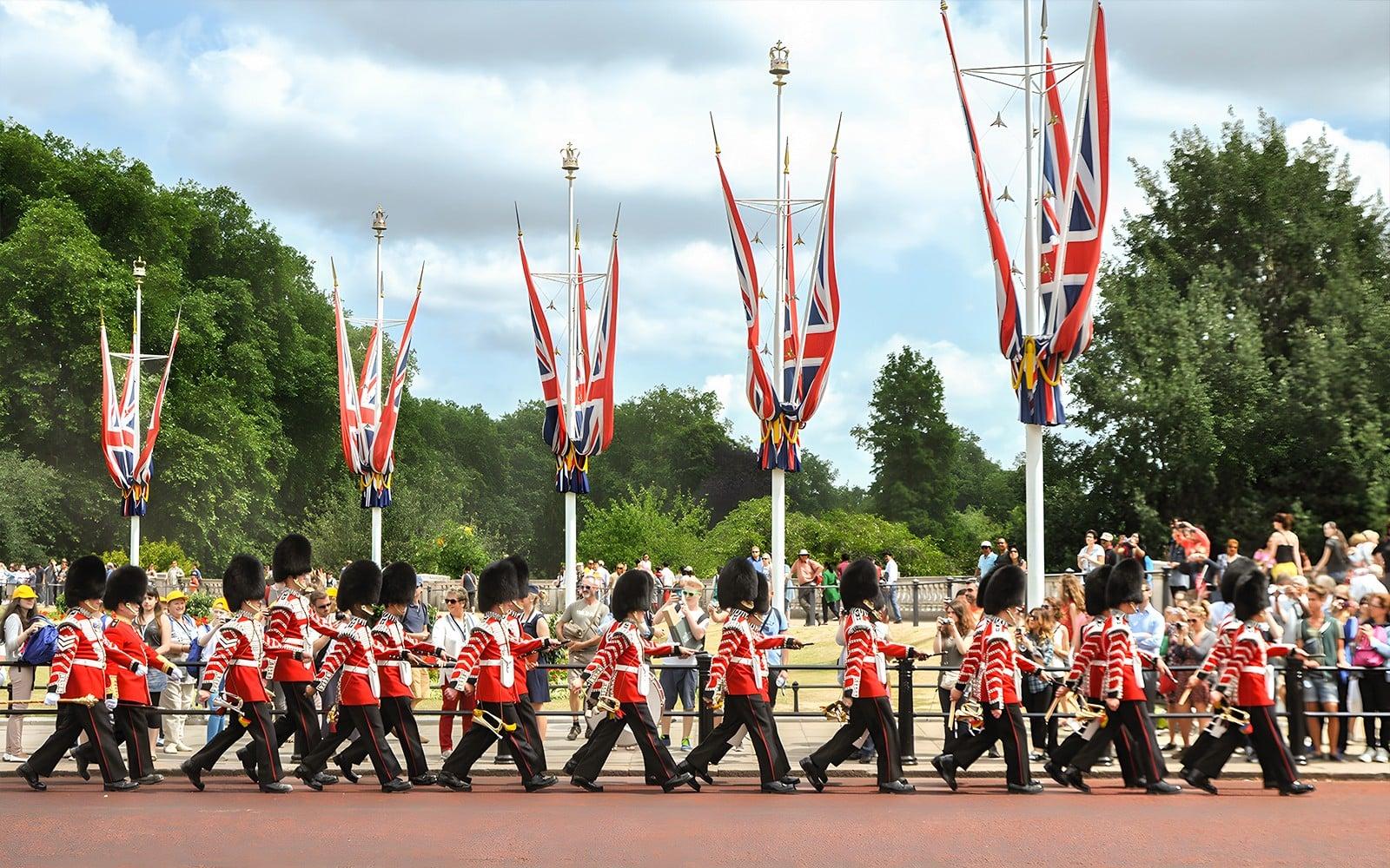 تور جادویی لندن با راهنما و چای بعد از ظهر در هارودز tickets, London