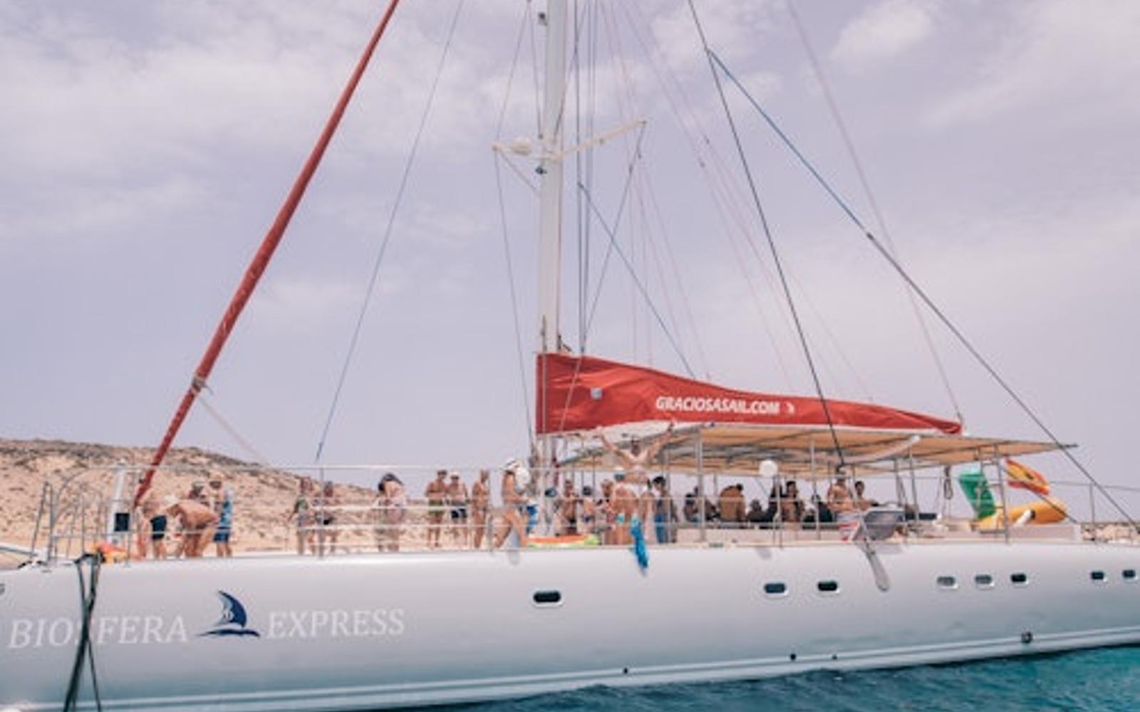 La Graciosa: Catamaran Tour + Lunch + Roundtrip Ferry from Lanzarote tickets, Lanzarote