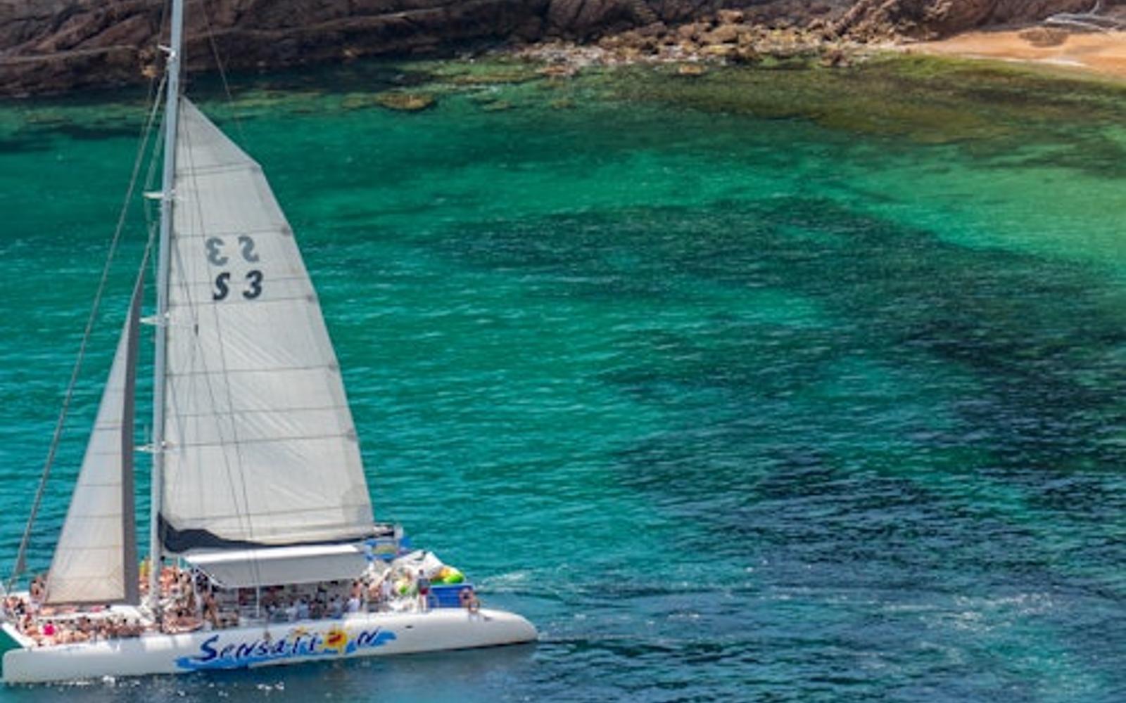 Costa Brava: Catamaran Tour + Barbecue Lunch