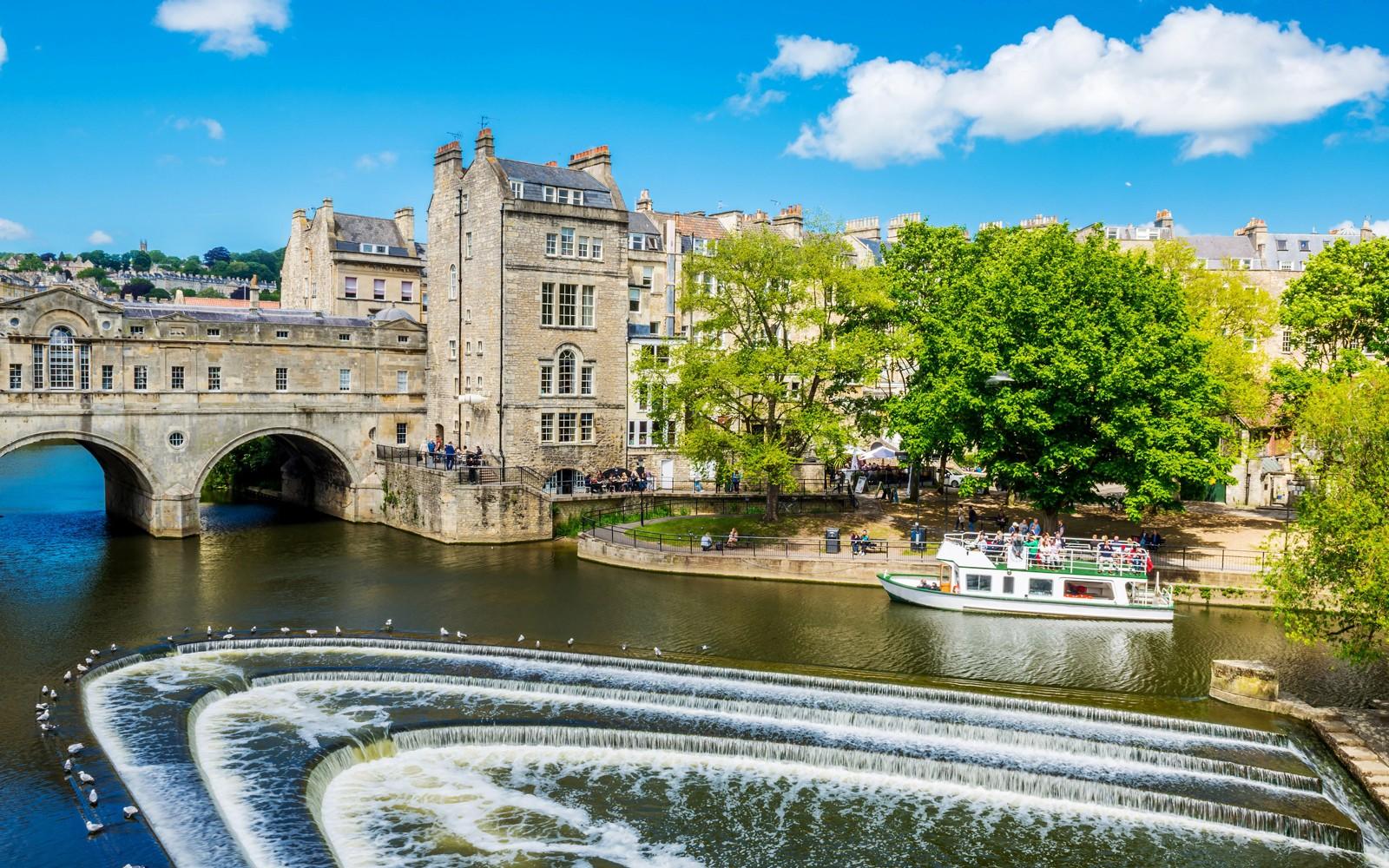 تور راهنمای کاخ ویندسور، استون‌هنج و بث با دسترسی به رومی بث tickets at Victoria Coach station, London
