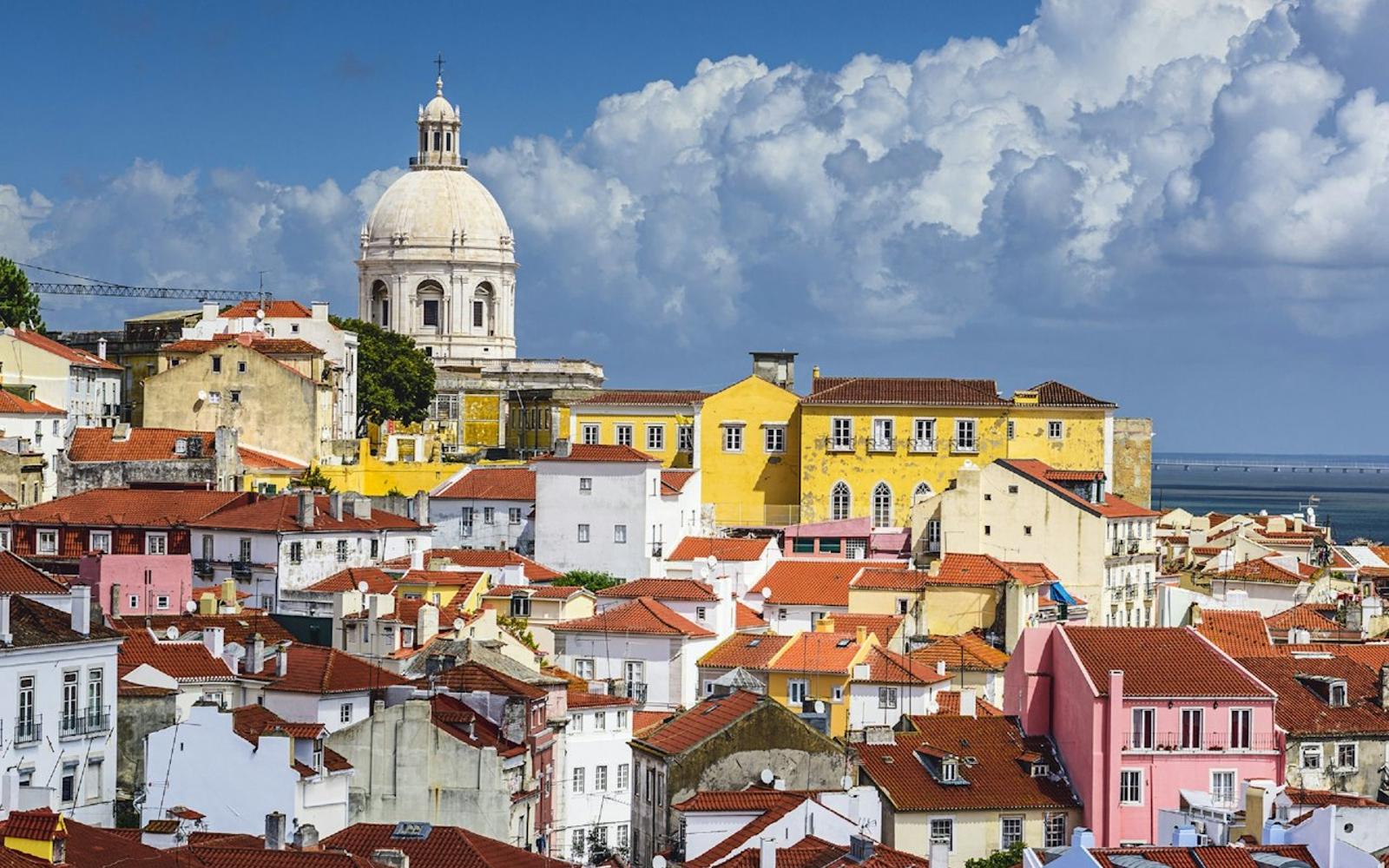 Lisbon: Alfama Small Group Walking Tour