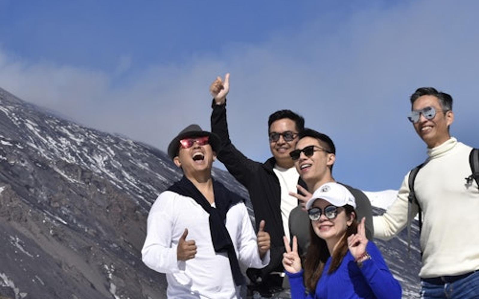 تور راهنمایی شده کوه اتنا و غار جریان گدازه tickets at Mount Etna, Nicolosi