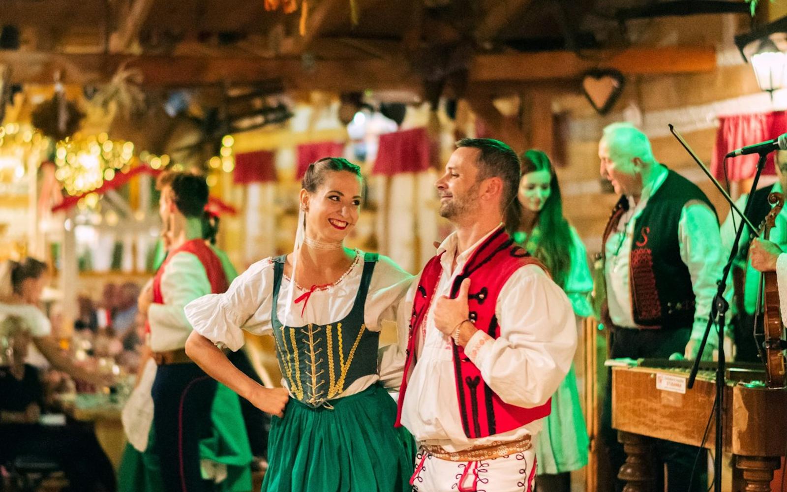 Prague: Traditional Dinner with Folk Show + Private Transfer