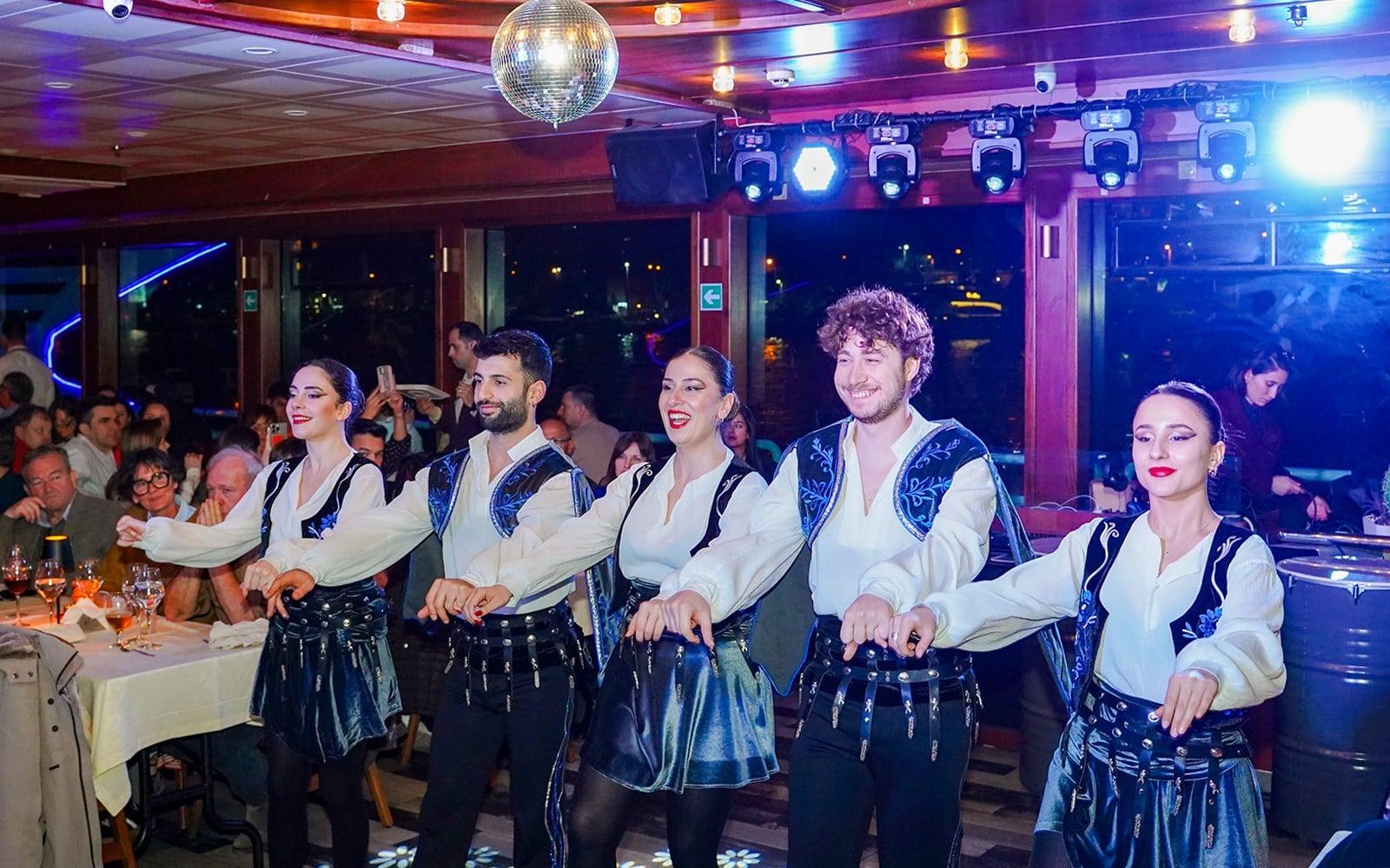 کروز شام چهار دوره بر تنگه بسفر با اجرای زنده و میز خصوصی tickets, Istanbul