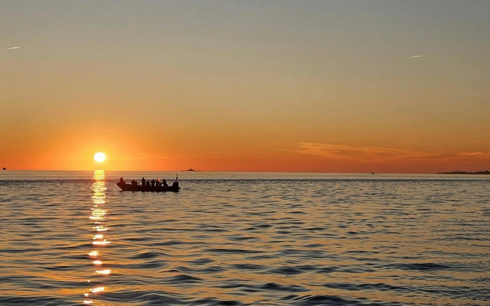 Lisbon: Sunset Speedboat Tour