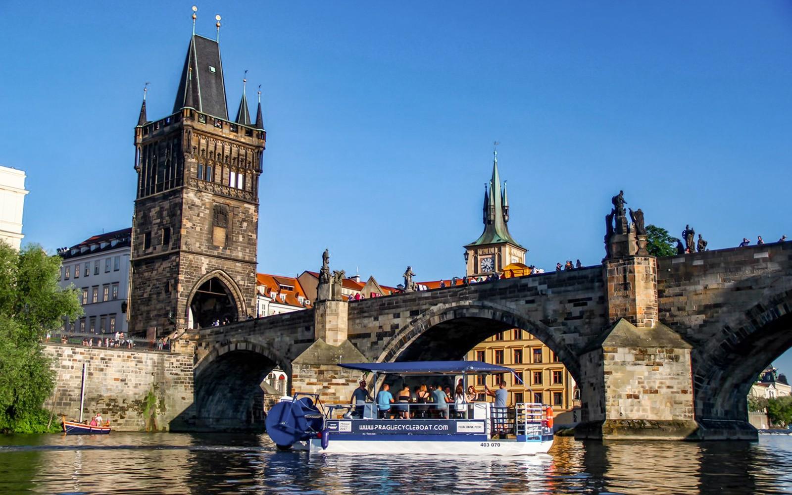 تور قایق‌رانی در پراگ با دوچرخه همراه با آبجوی نامحدود tickets, Praha