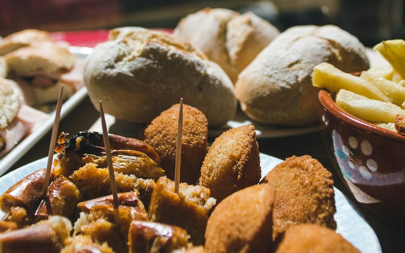 Lisbon: Guided Food & Wine Tour