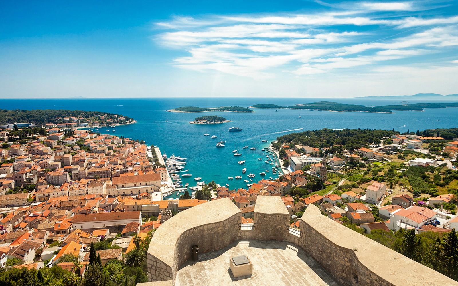 از تروگیر: تور روزانه قایق به هفار و ۳ جزیره با ناهار و نوشیدنی‌ها tickets, Trogir