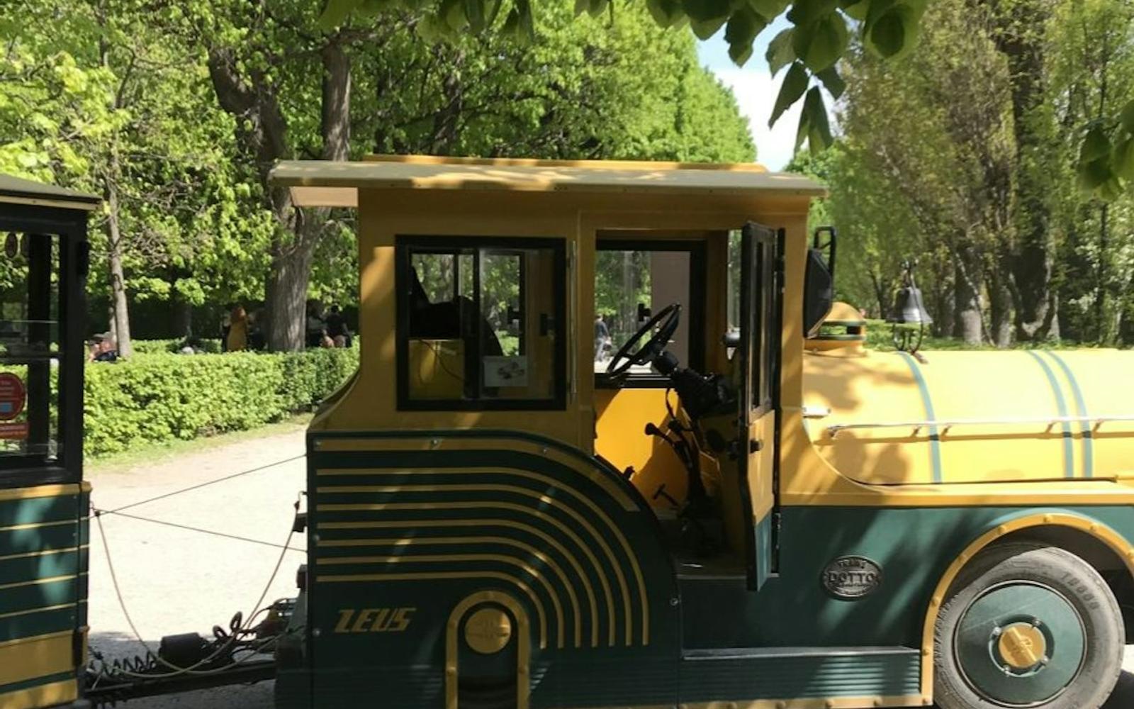 Vienna: Tirolerhof and Schönbrunn Zoo Train Transfer tickets at Schönbrunn Zoo, Vienna