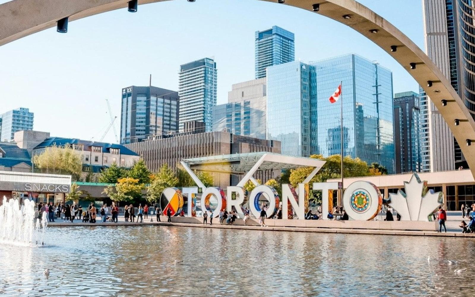 Toronto: Guided Bus Tour