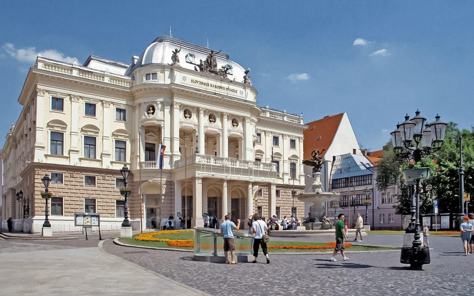 Bratislava Guided Walking Tour with Castle Entry