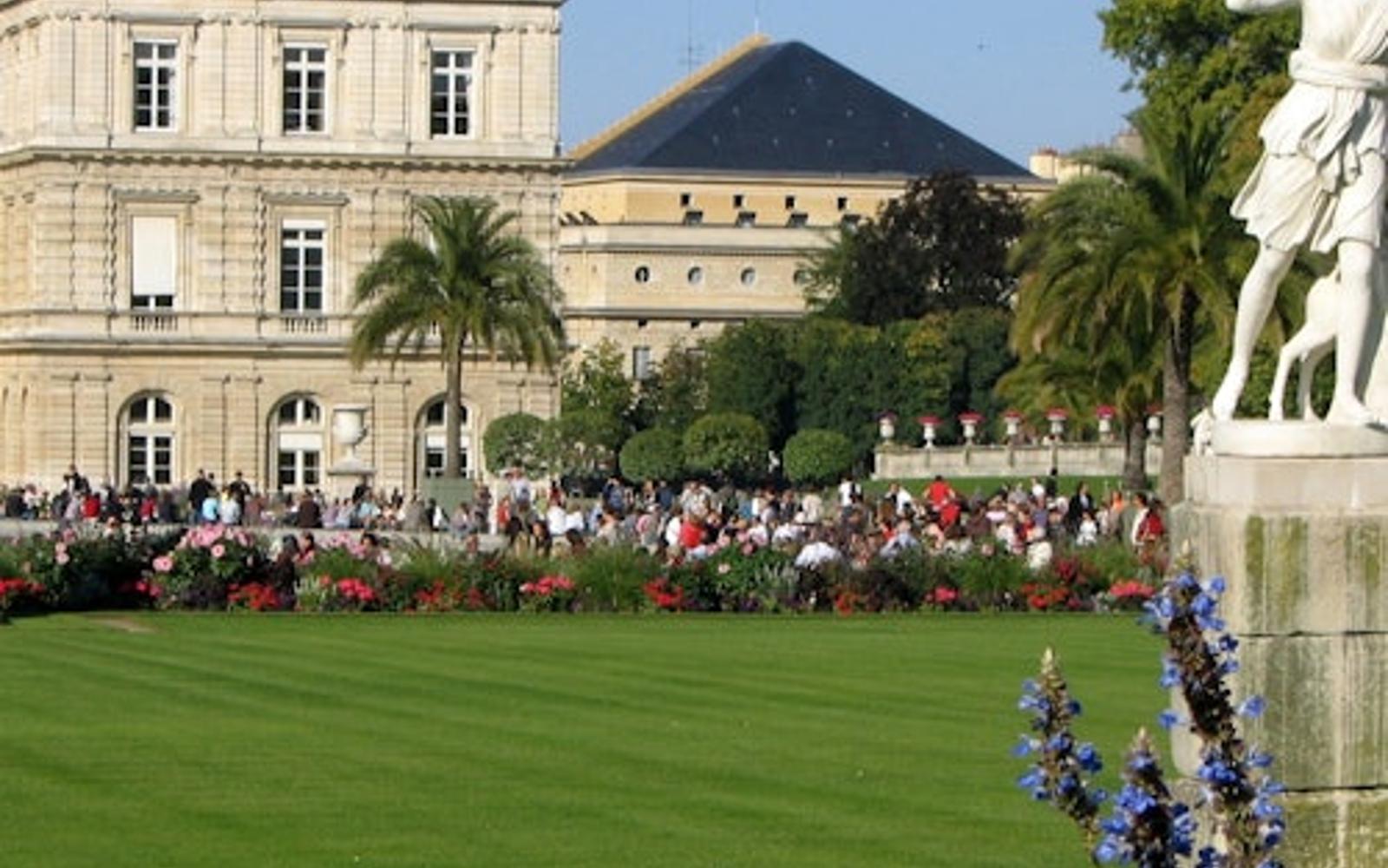 Luxembourg Garden: Stroll