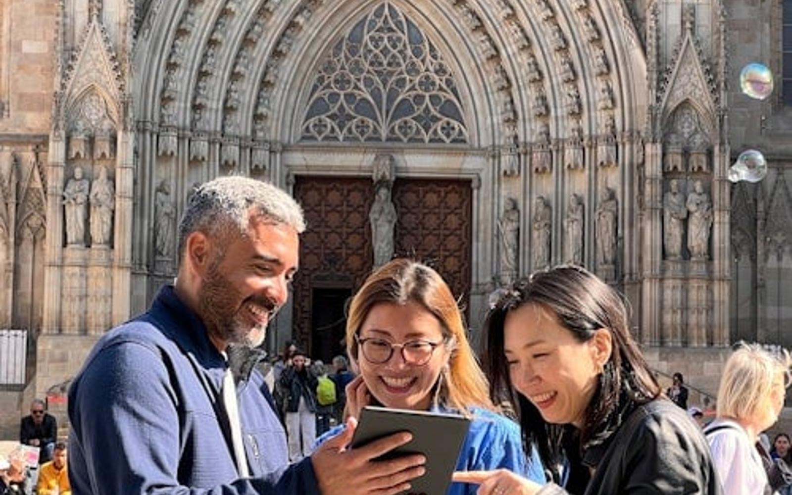Barcelona: Gothic Quarter Tour with Flamenco Show + Tapas Dinner