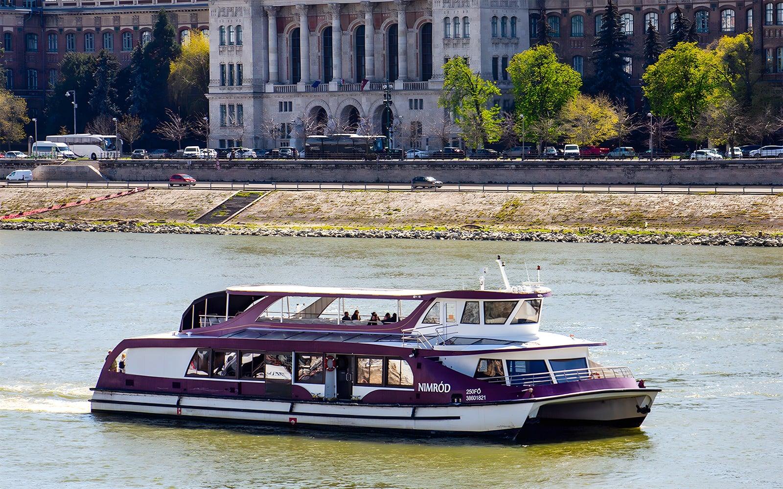 Creuer Turístic al Vespre pel Danubi a Budapest amb Prosecco Il·limitat tickets at Silverline Cruises kft., Budapest