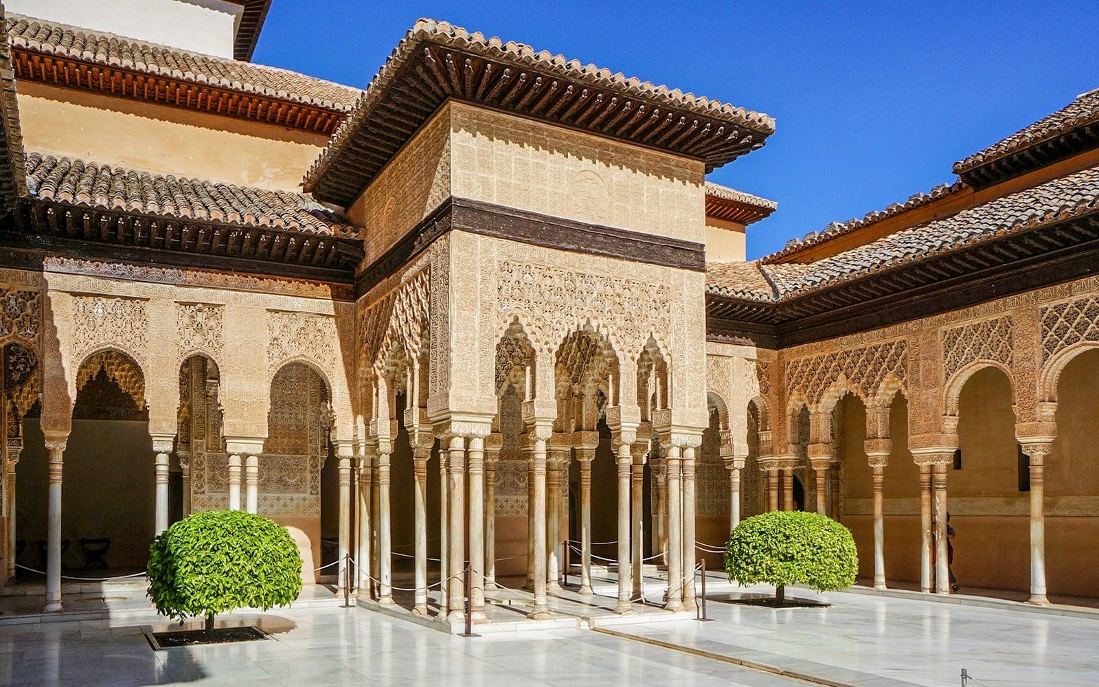 Alhambra Skip-the-Line Guided Tour with Nasrid Palaces