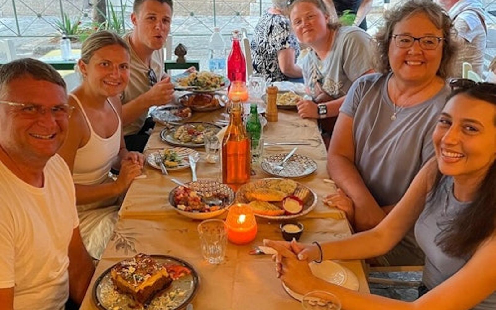Atenes: visita nocturna a peu en grup reduït + sopar