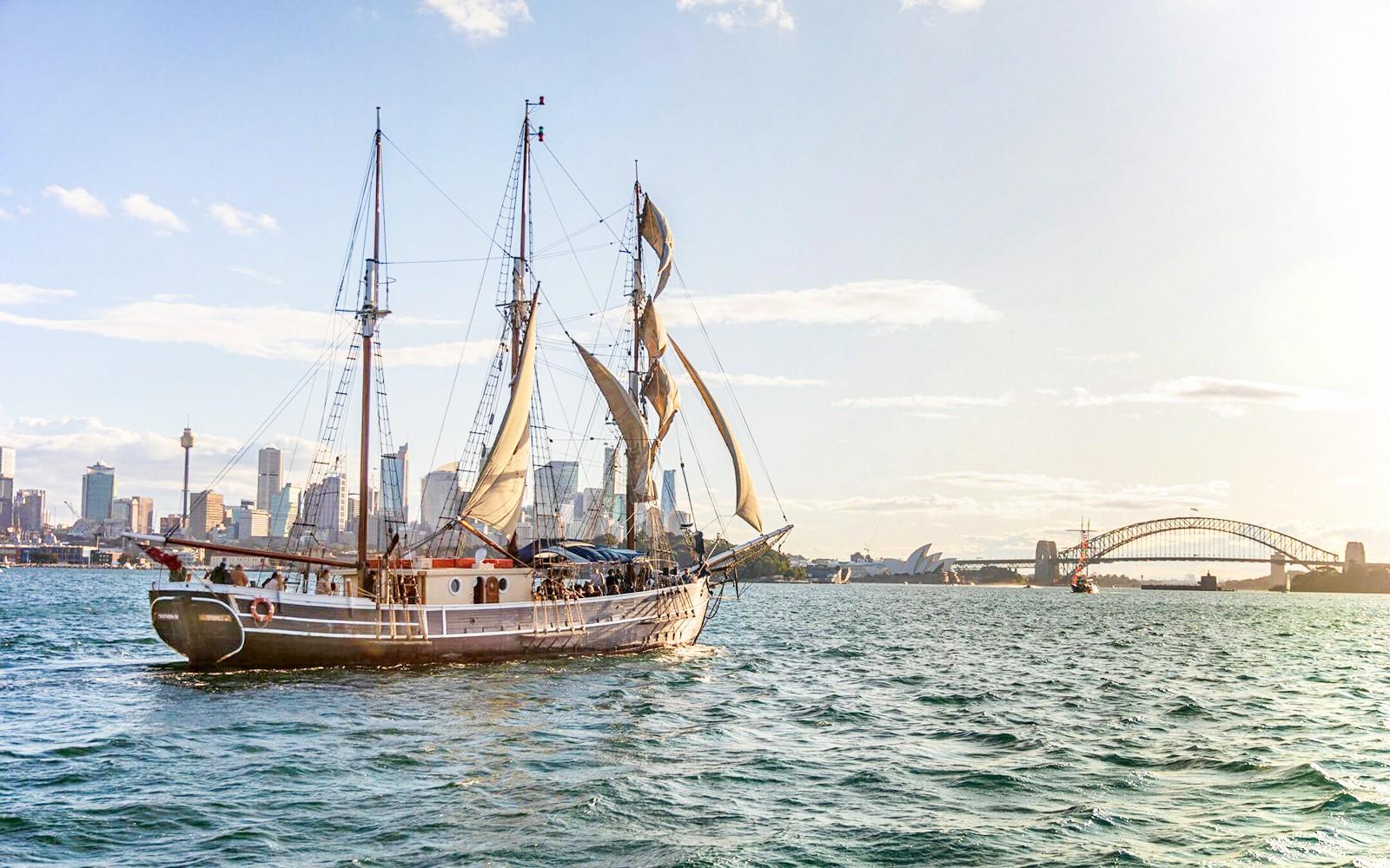کروز ناهار یا شام بر روی بندر سیدنی با کشتی بلند tickets, Sydney