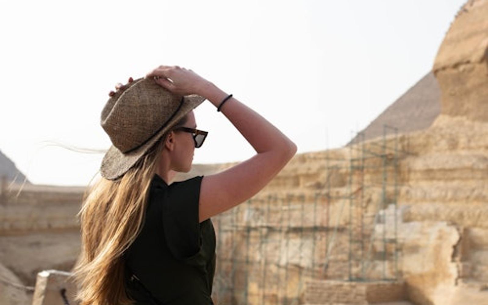 Giza Pyramids, Sphinx, Egyptian Museum & Khan Khalili Bazaar: Female-Guided Tour