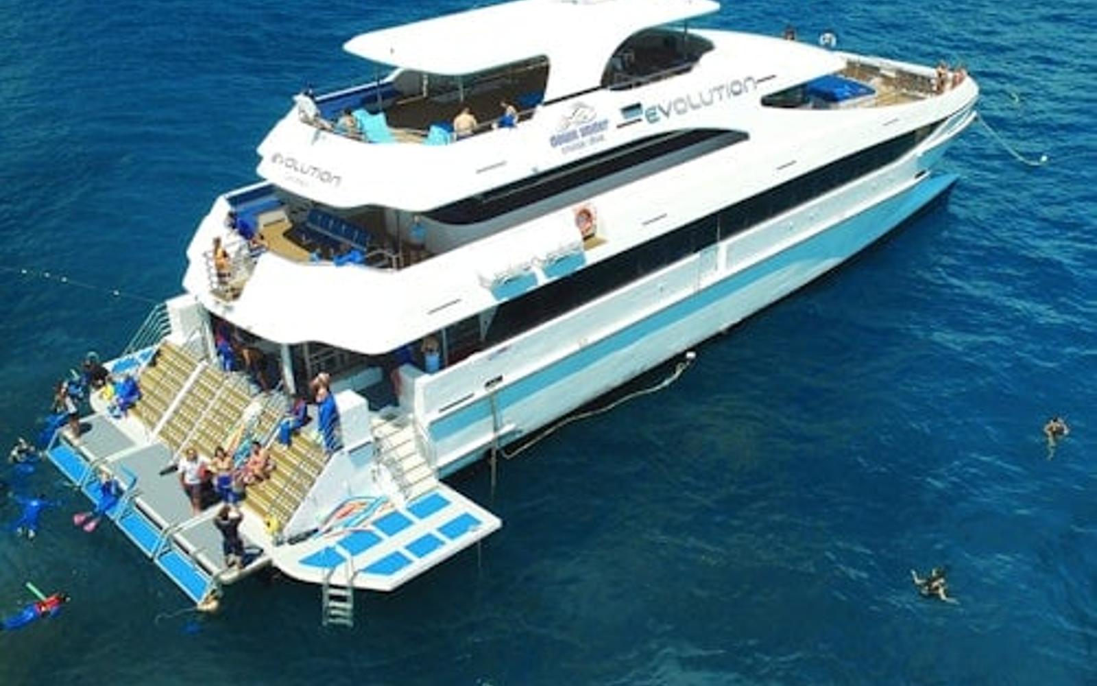 Cairns: Outer Great Barrier Reef Full-Day Tour with Lunch