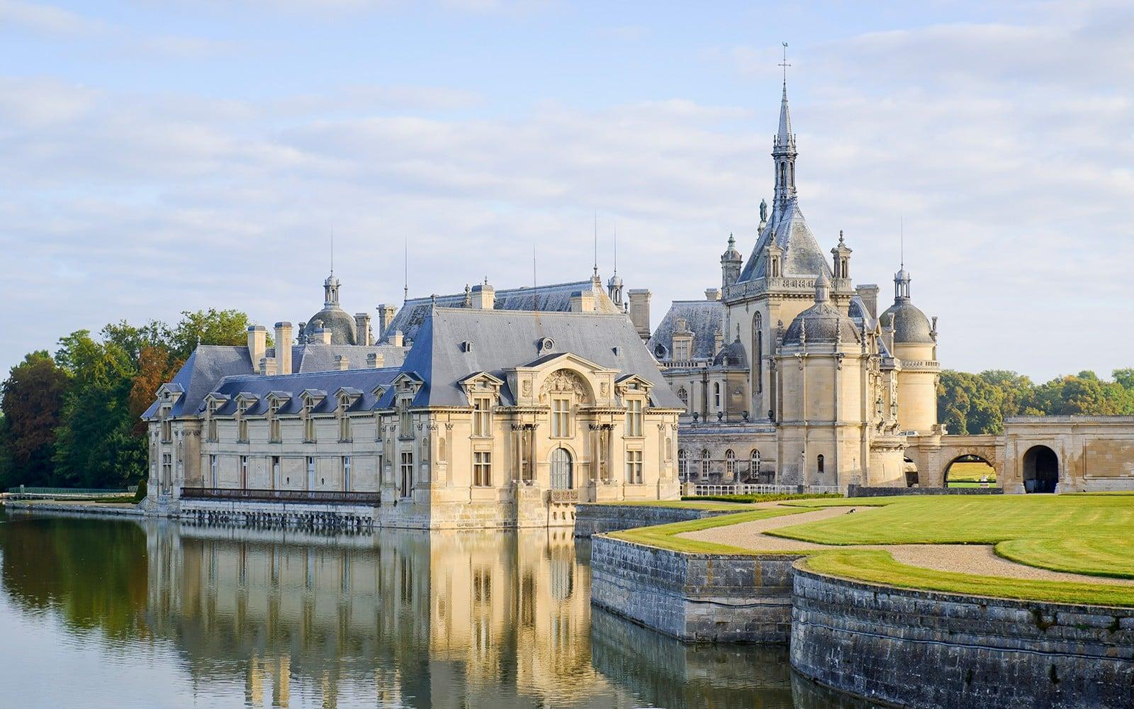 From Paris: Château of Chantilly Skip-the-Line Tickets with Round-Trip Train Transfers