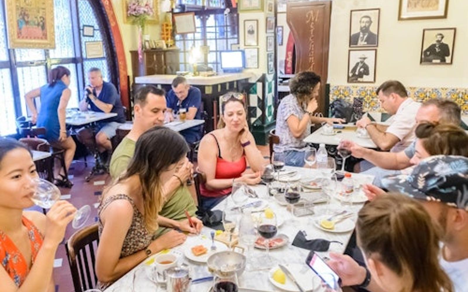 Barcelona: Wycieczka rowerem elektrycznym z przewodnikiem po winach i tapas