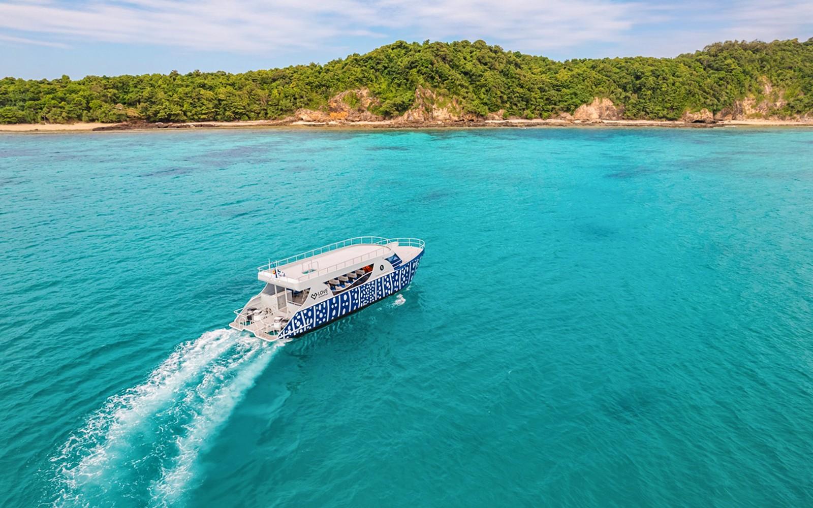 From Phuket: Phi Phi Island & Maya Bay Sunset Tour by Whale Shark Boat