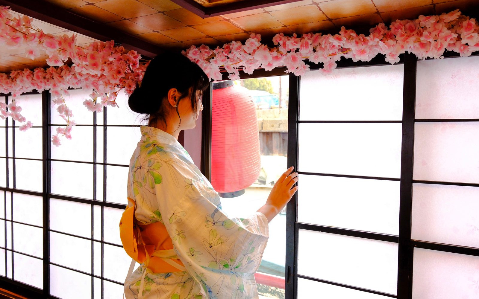 Tokyo Half-Day Tour: Imperial Palace, Tsukiji & Tea Cruise