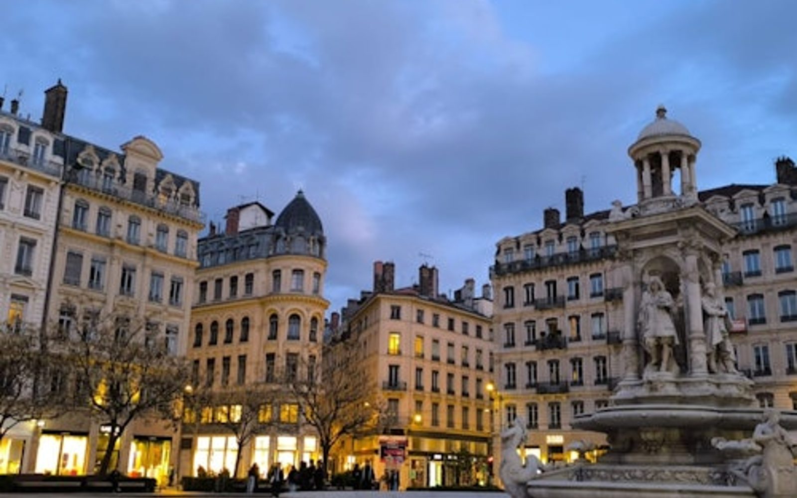 Lione: Tour Guidato al Tramonto con Degustazione