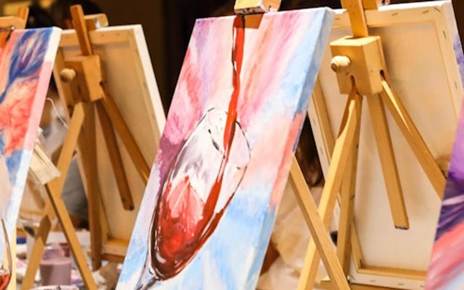 Sevilla: Taller guiado de pintura y vino de la Academia Wine Gogh Glow