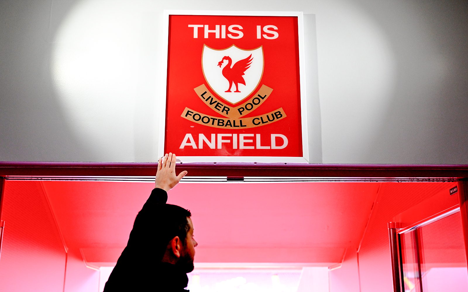 Liverpool: The Anfield Experience Tour with Food and Drinks