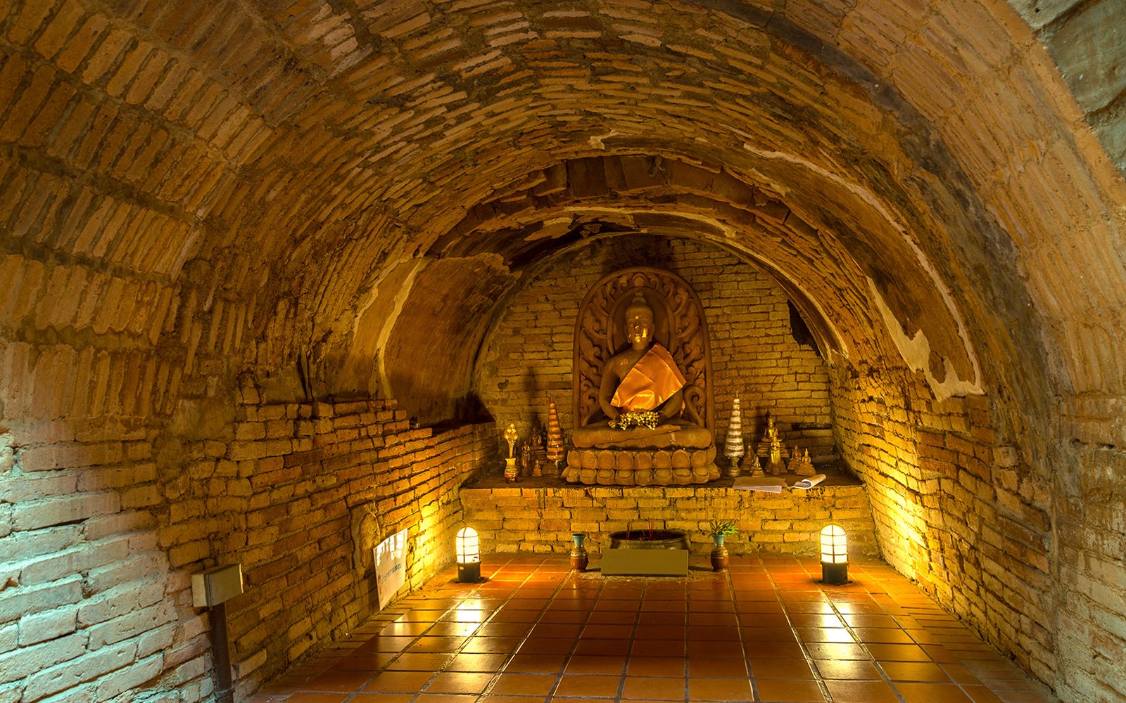 From Chiang Mai: Doi Suthep, Wat Umong, and Wat Pha Lat Sunrise Guided Tour with Hotel Transfers