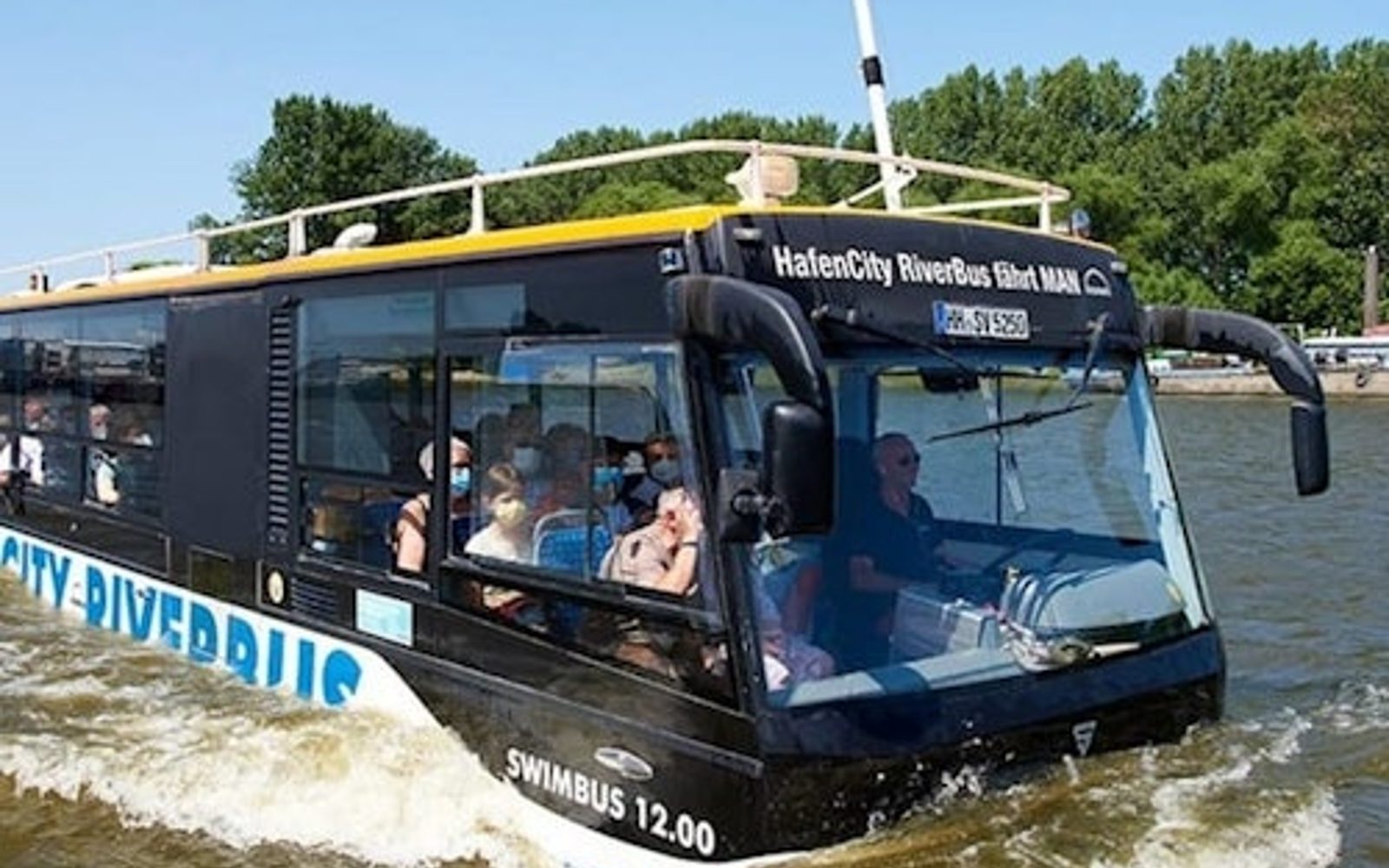 Hamburg: Guided Amphibious Bus Tour
