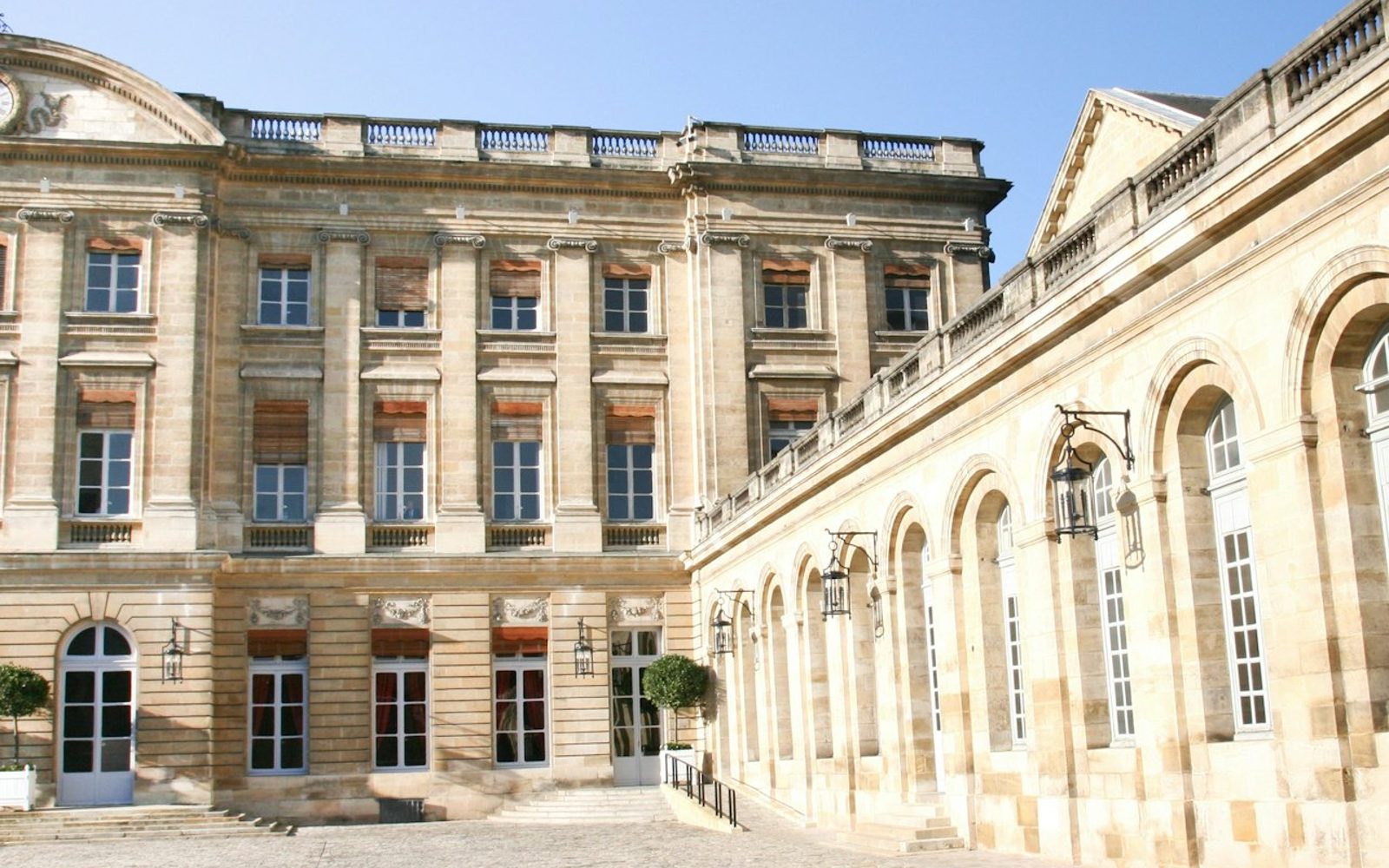 Bordeaux: Palais Rohan Guided Tour in French