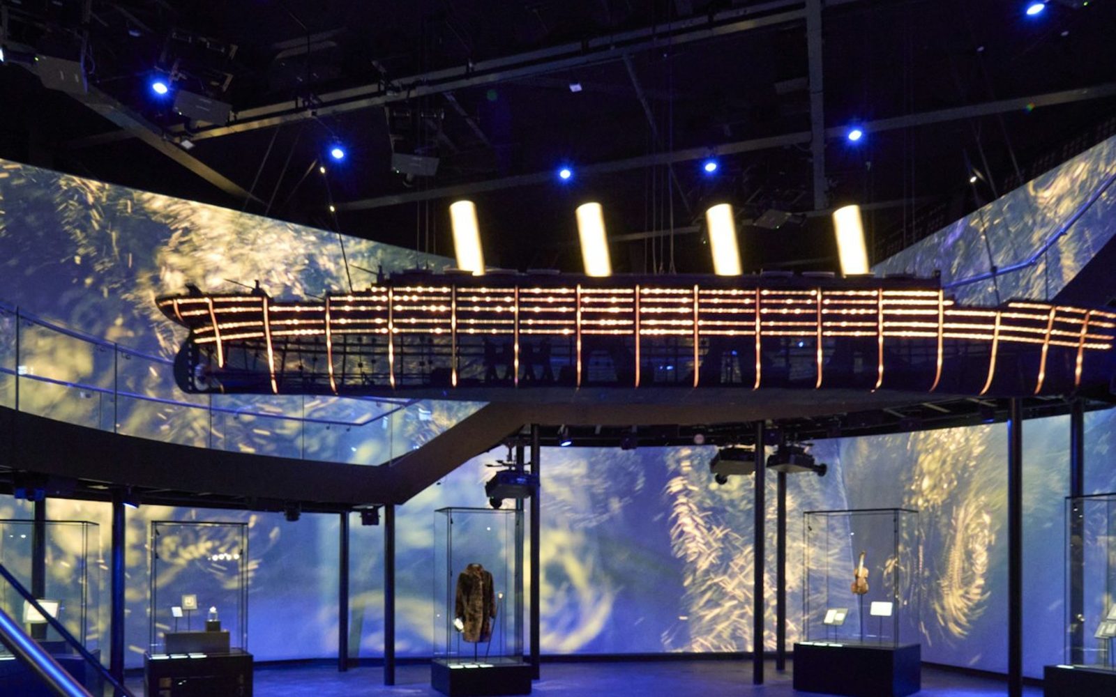 Belfast: Hop-on Hop-off Bus Tour + Titanic Belfast Museum Entry + Train Ticket