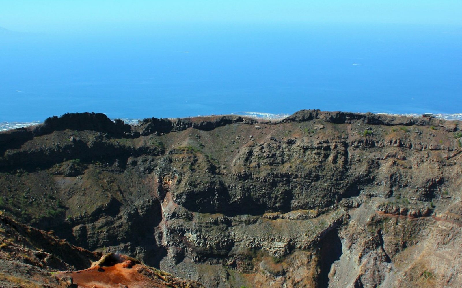 Vesuvius: Skip the line Entrance + Wine Tasting in a Vineyard