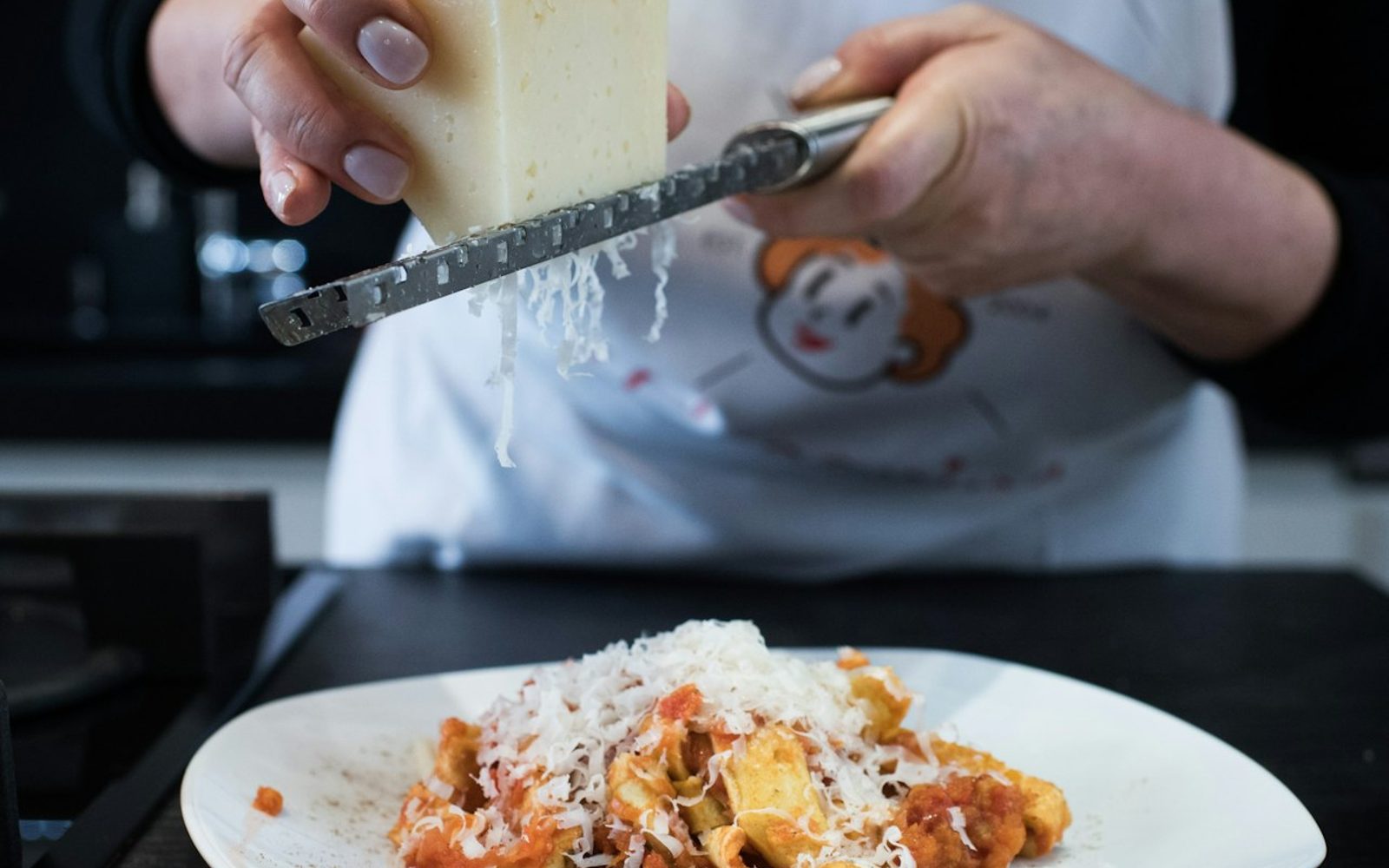 Florence: Market Tour & Dining Experience at Local's Home