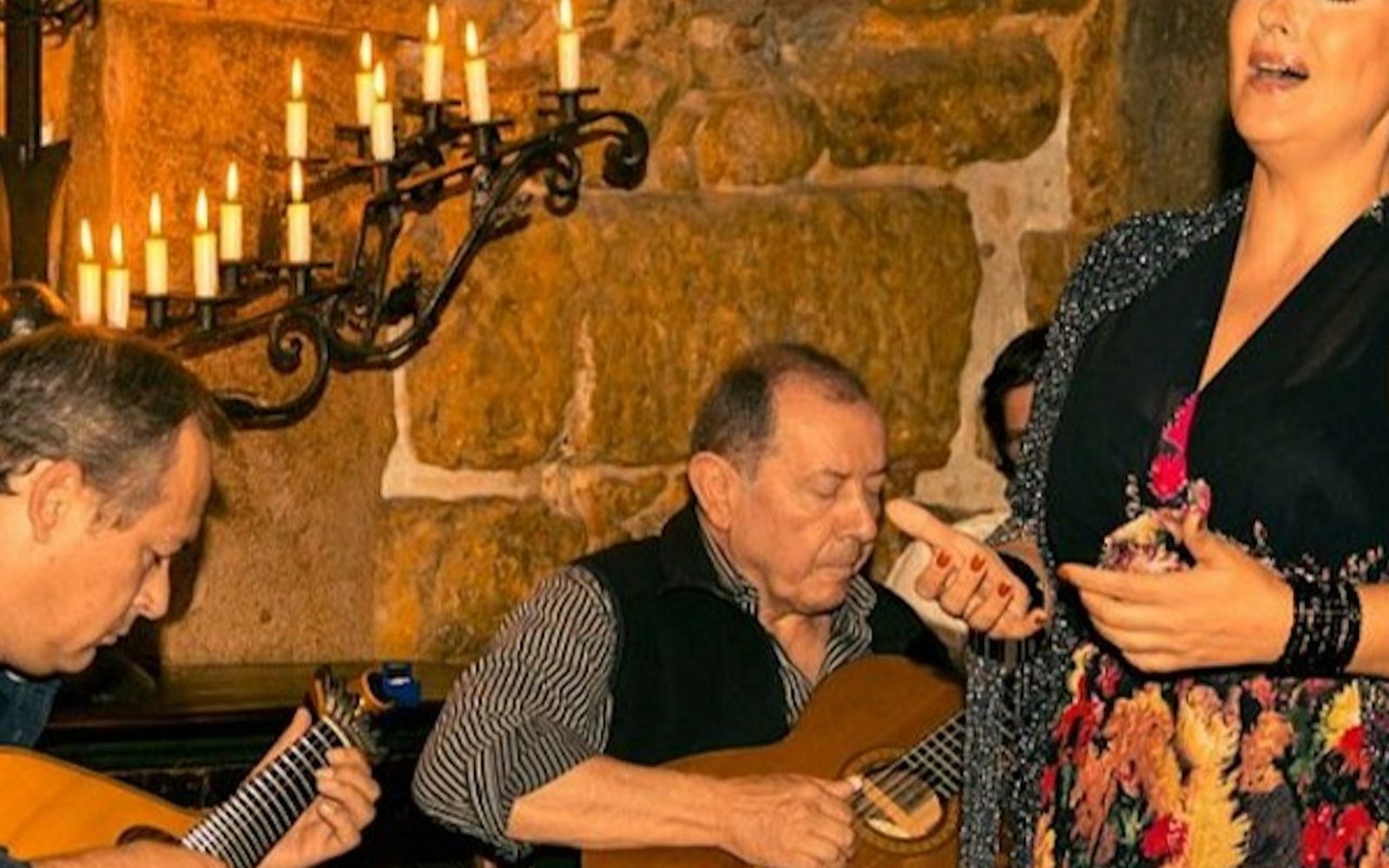 Lisbon: Small-Group Evening City Tour, Dinner and Fado Show with Transportation