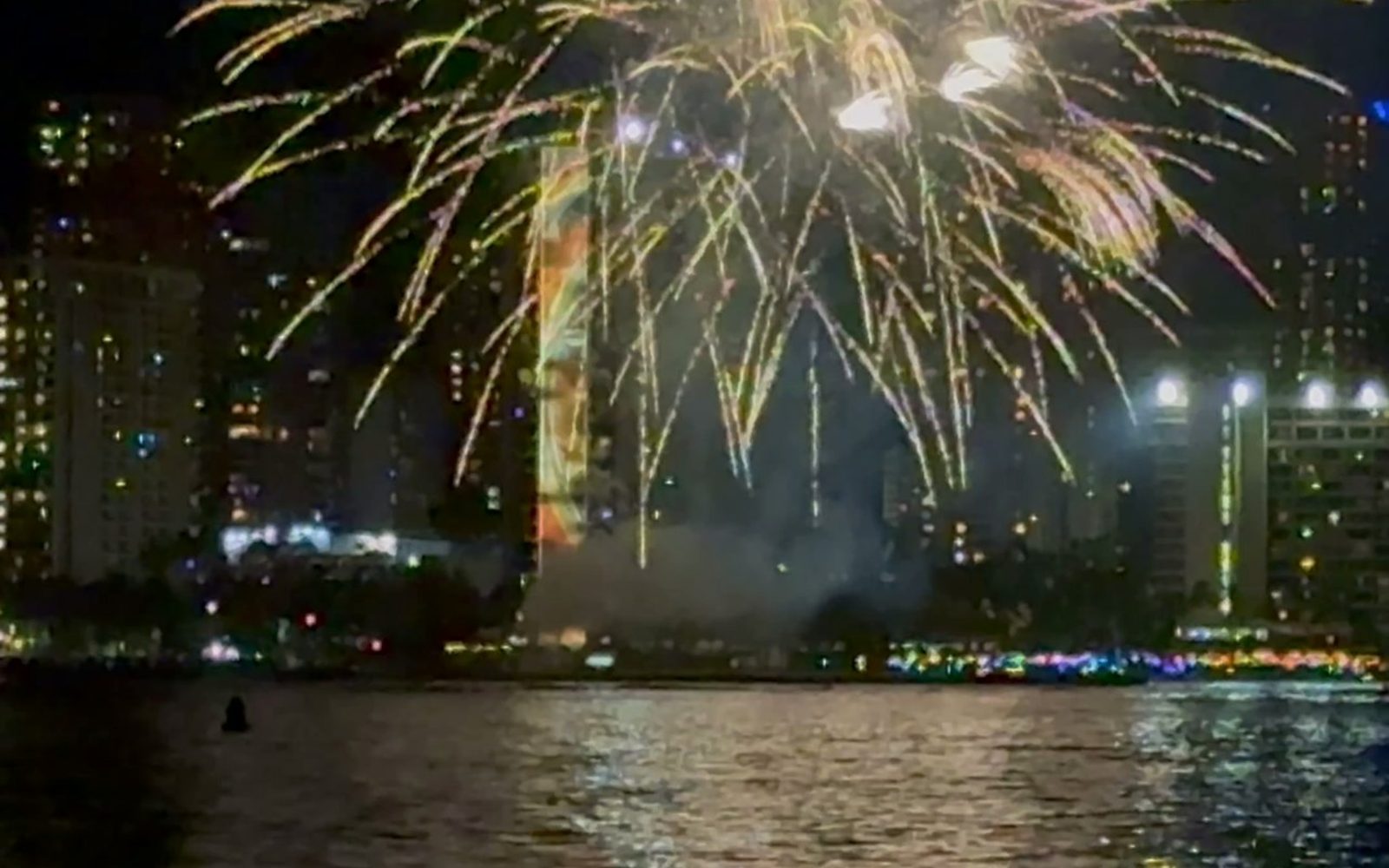 Waikiki: Friday Fireworks Boat Cruise - BYOB