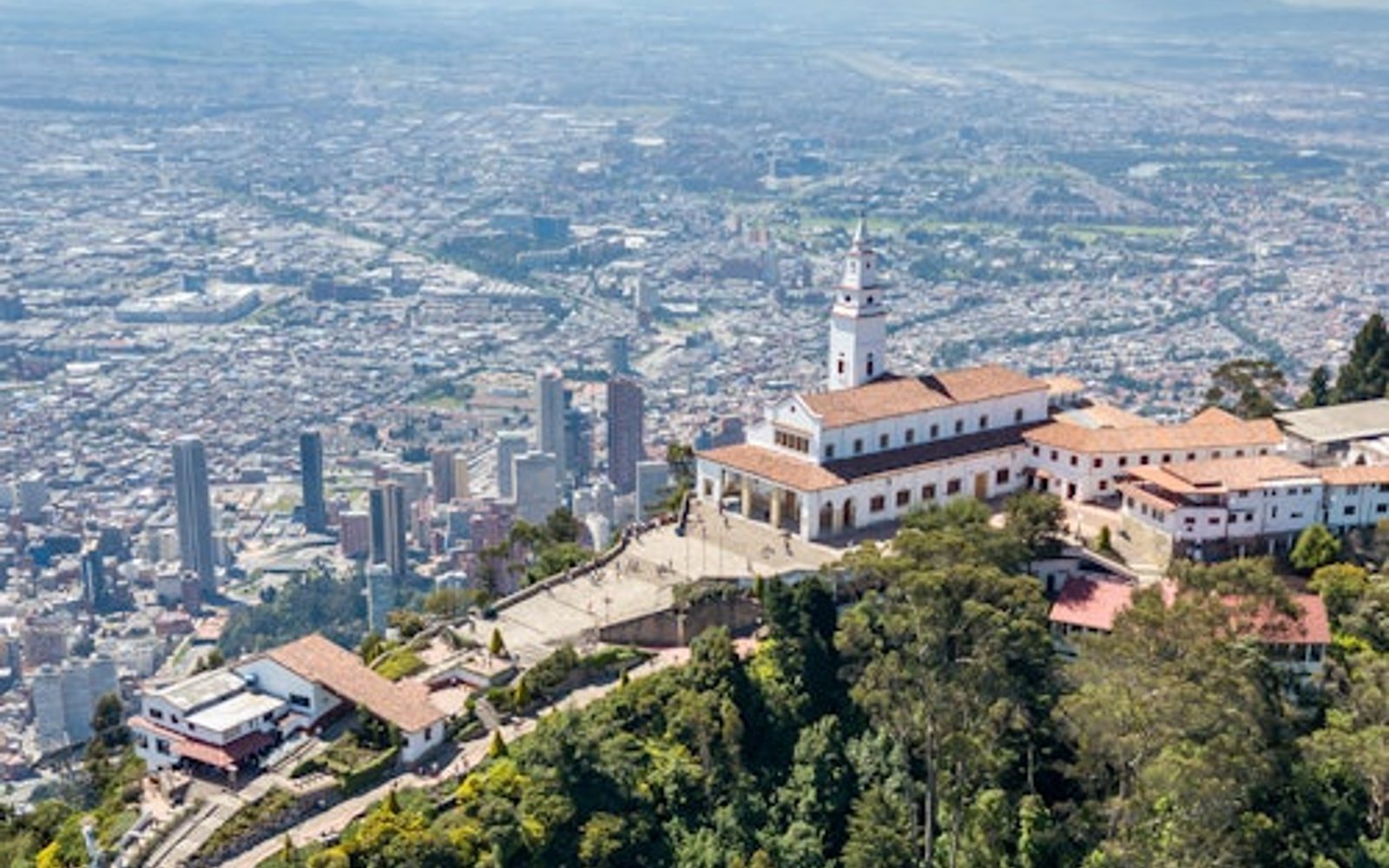 Monserrate: Viaje de ida y vuelta en funicular o teleférico