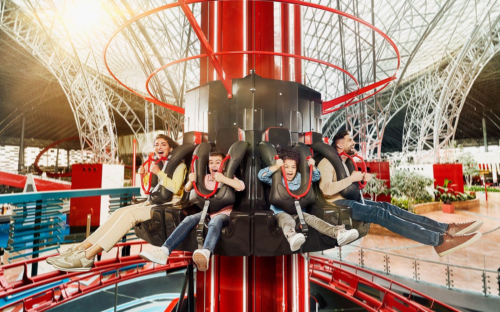 Reynsluakstur í Ferrari World Abu Dhabi með ókeypis myndum og myndböndum