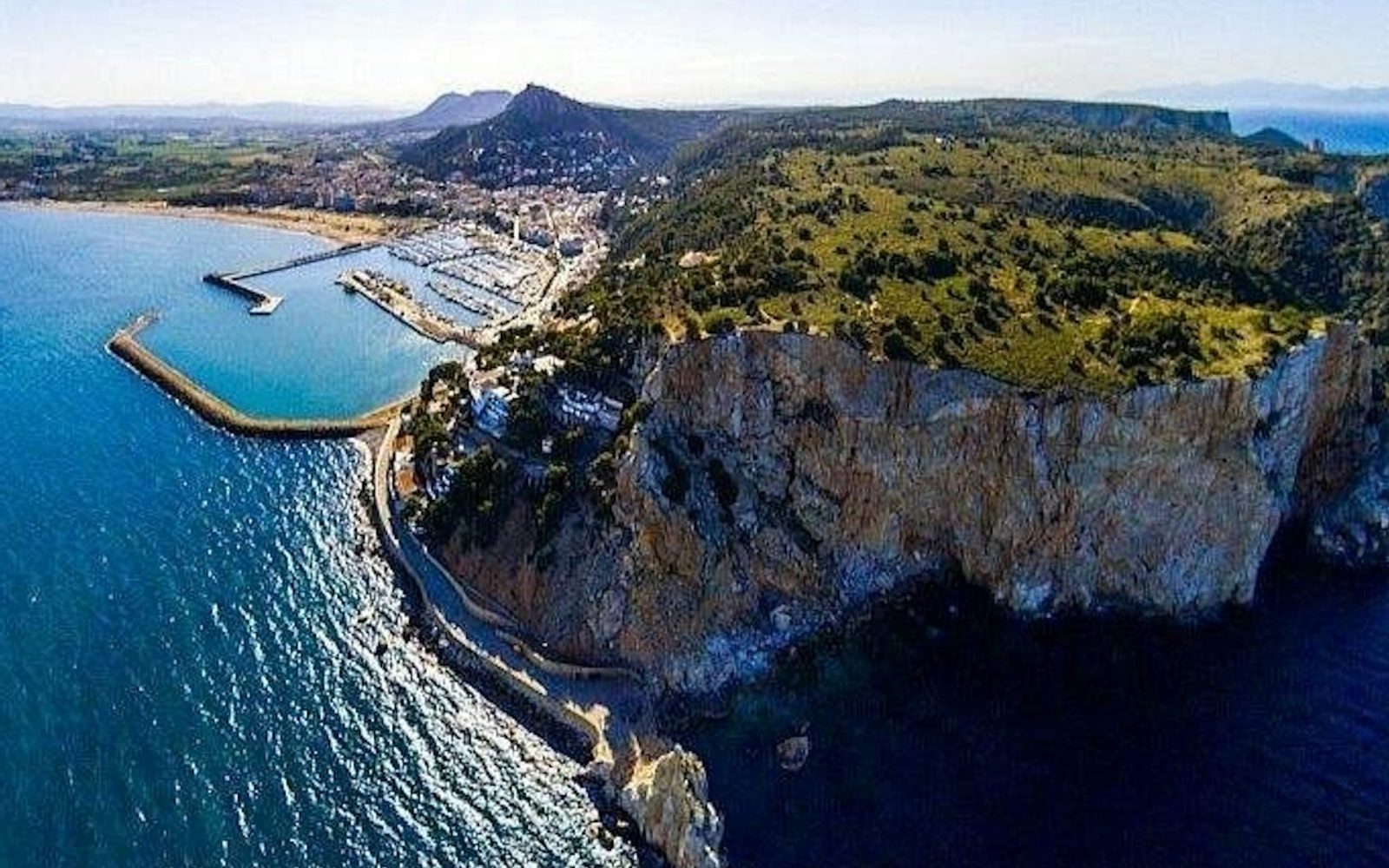 Illes Medes & L'Estartit: Catamaran Cruise from Roses