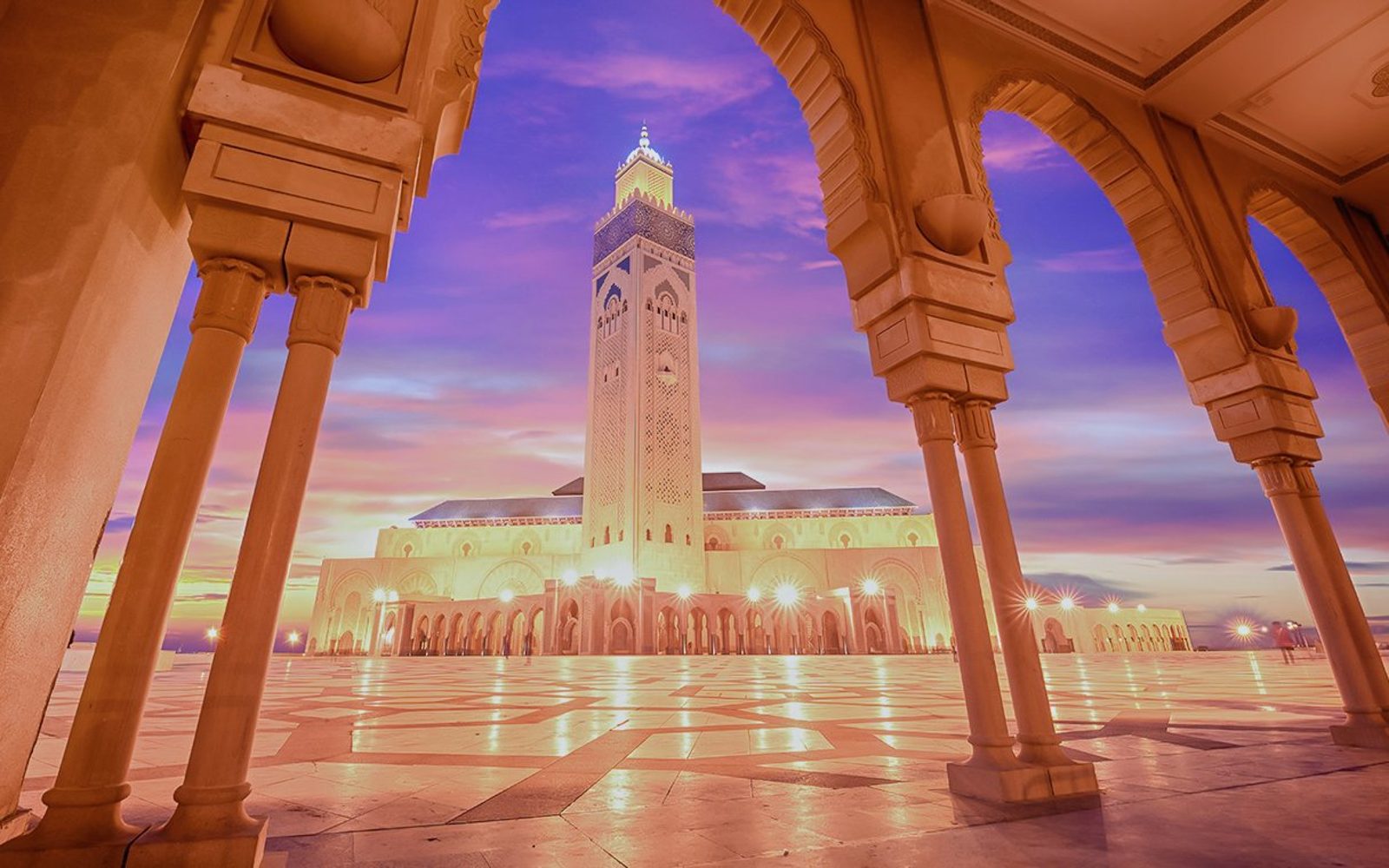 Casablanca City & Hassan II Mosque Night Tour with Traditional Moroccan Dinner
