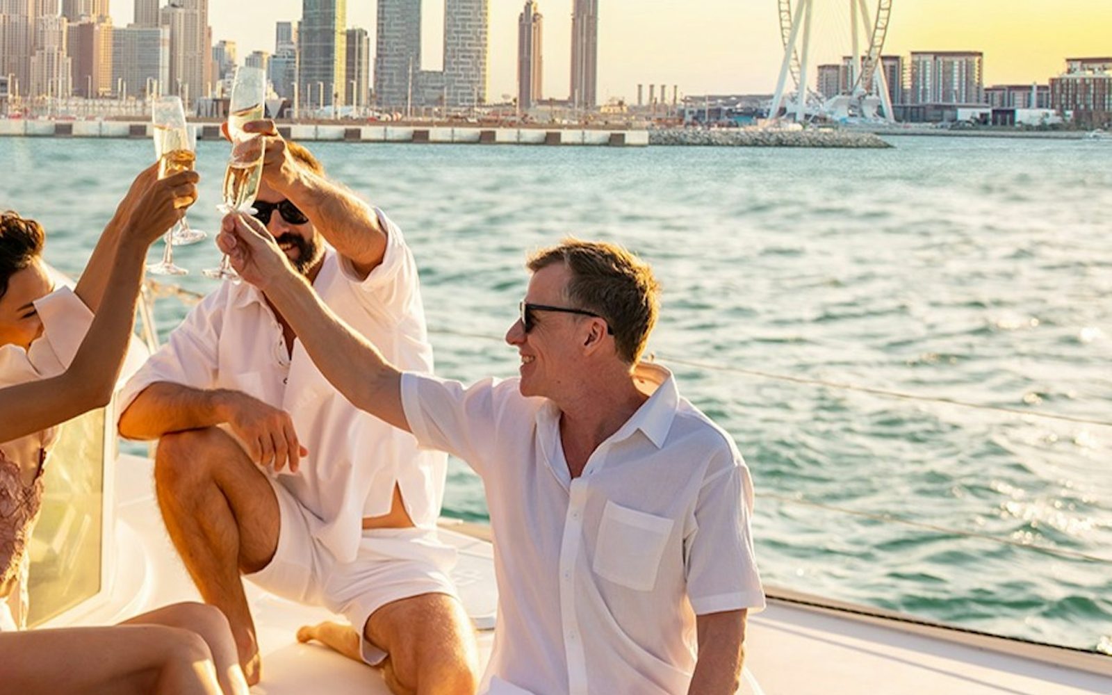 Dubai: 2-Hour Luxury Yacht Tour + Snacks & Drinks
