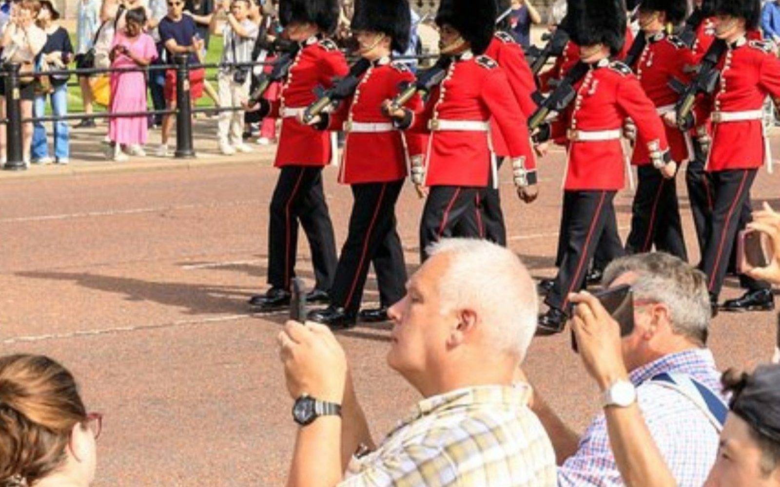 London: Walking Tour + Changing of the Guard at Buckingham Palace