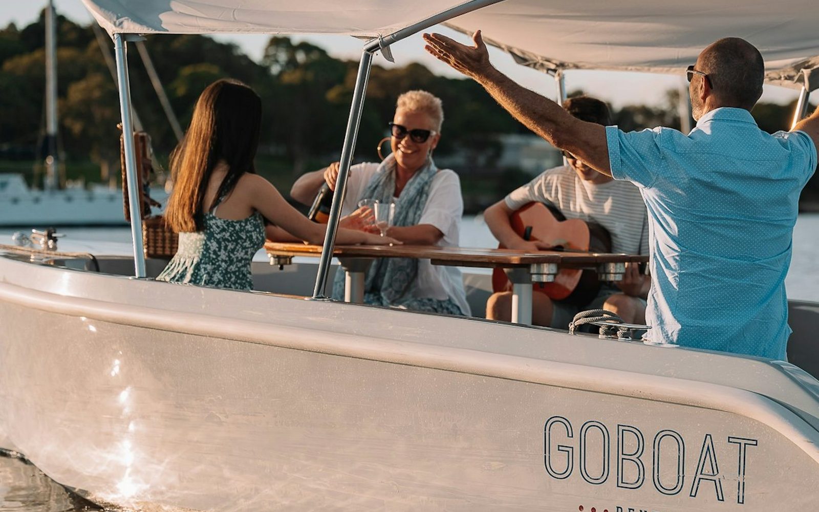 Sydney: Private Electric Boat Rental from Cabarita Point