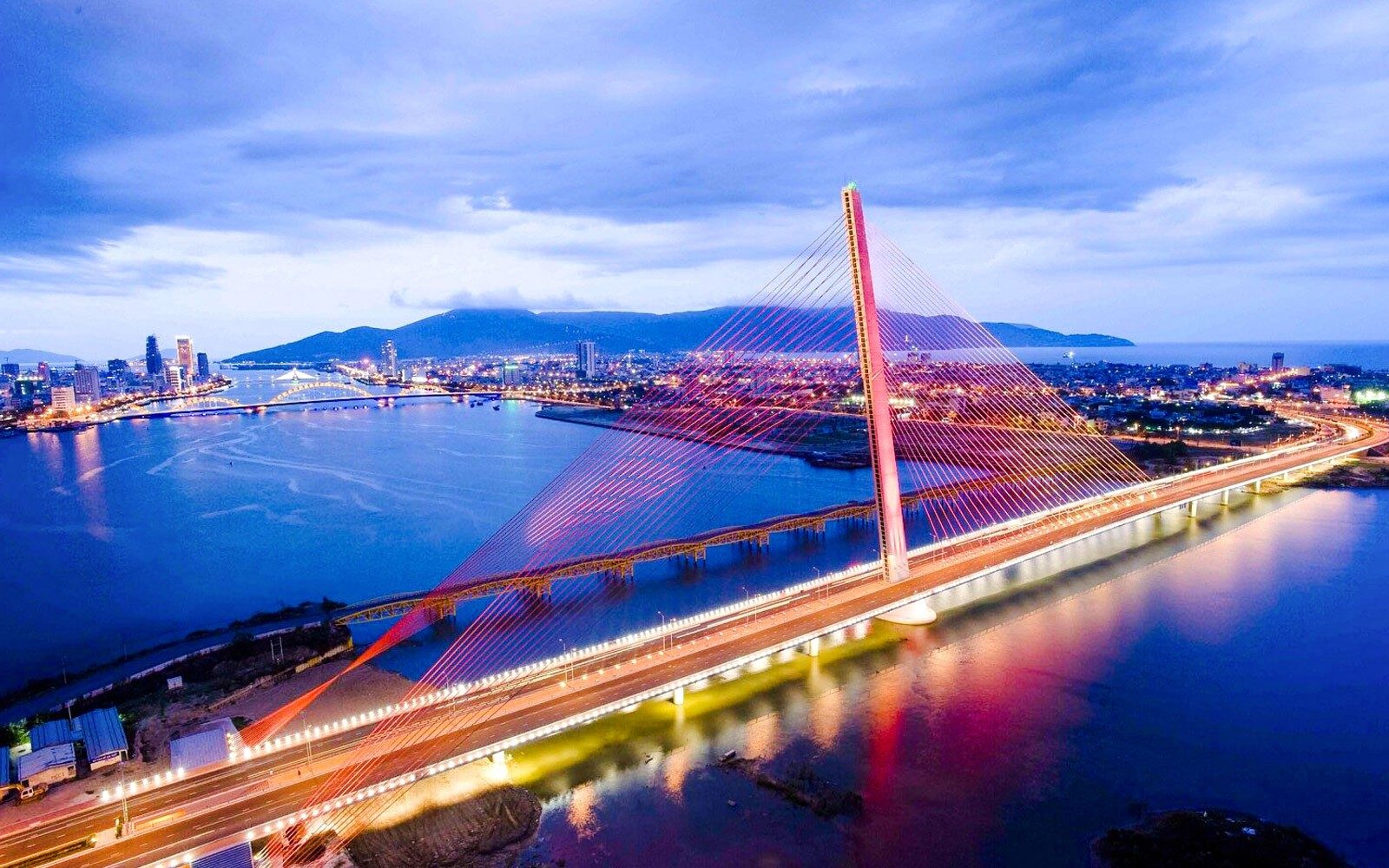 峴港：在漢江上的波塞冬夜遊