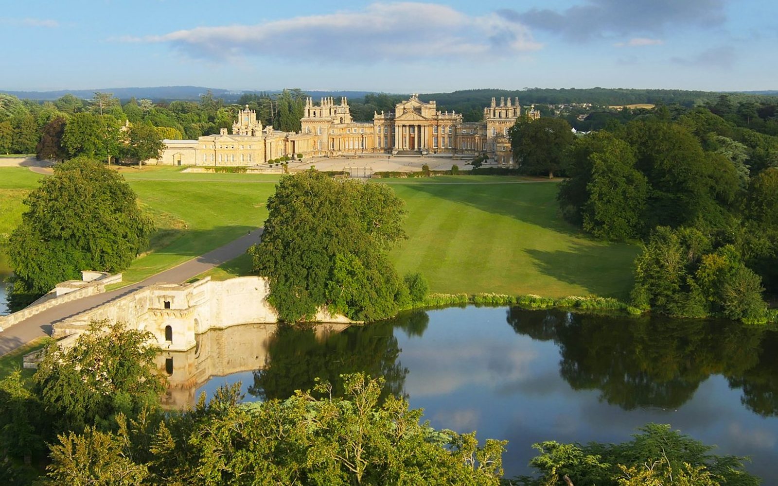 Blenheim Palace, Downton Abbey Village & Cotswolds: Guided Tour from London